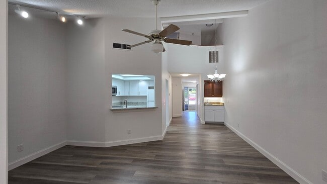 Building Photo - 2 Bed 2 Bath townhome with a Den/ Office s...