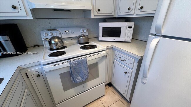 Building Photo - 941 Crystal Lake Dr