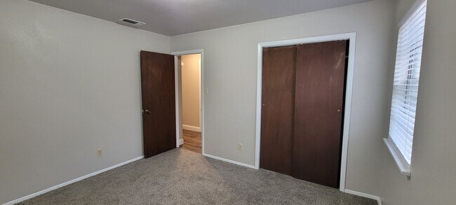 Building Photo - GREAT THREE BEDROOM 2 BATH HOME IN NORTH CLOVIS