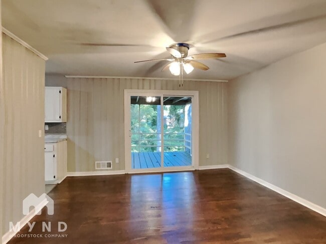 Building Photo - 3681 Lake Dr SE