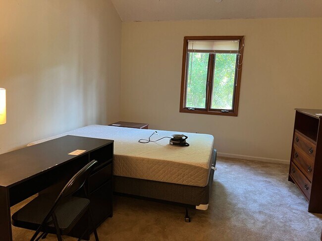Building Photo - 4 Bed | 2 Bath Townhouse near NCSU - Stude...
