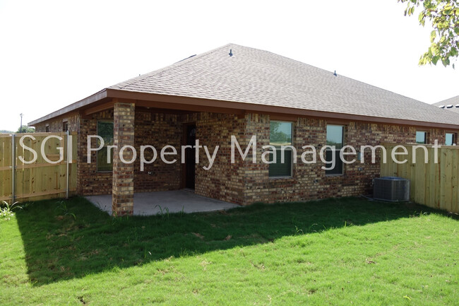 Building Photo - Fabulous half duplex