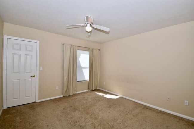 Building Photo - Cozy 1 Bedroom Condo 2nd Floor At Coronado...