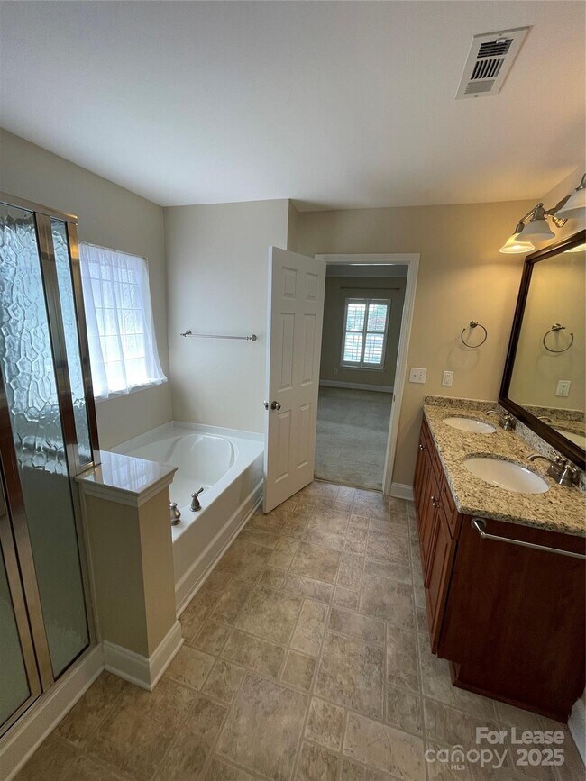 Building Photo - 120 Waterlynn Club Dr