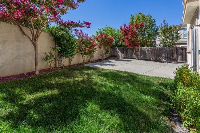 Building Photo - Beautiful 3 Bed/2.5 Bath 2- Story Home