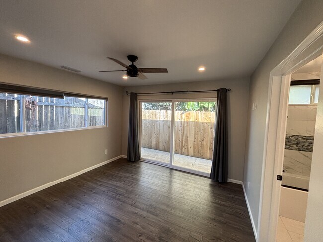 Building Photo - 851 N Vulcan Ave