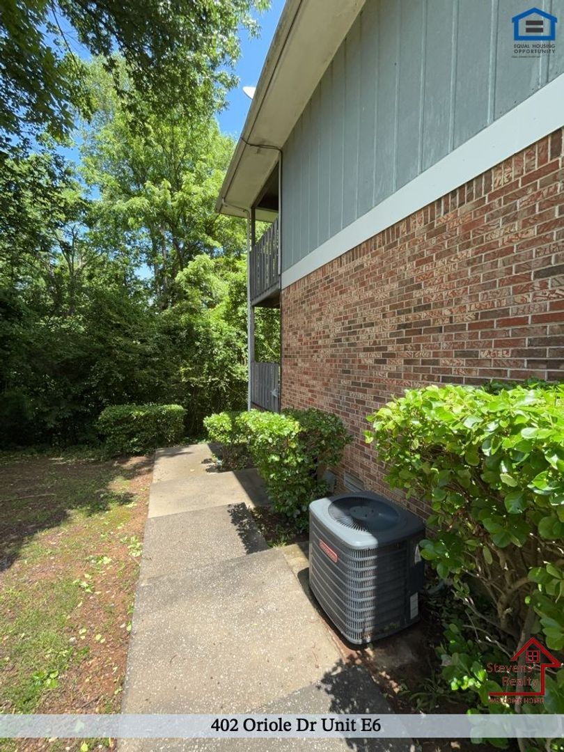 Building Photo - 402 Oriole Dr