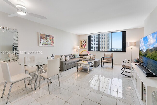 Building Photo - 540 Brickell Key Dr