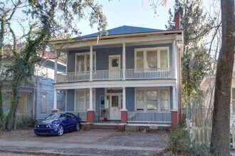 Building Photo - Large Historic Three (of four) Bedroom Apartment