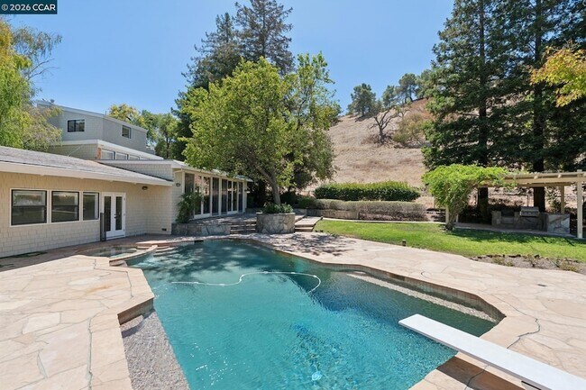 Building Photo - 660 La Casa Via