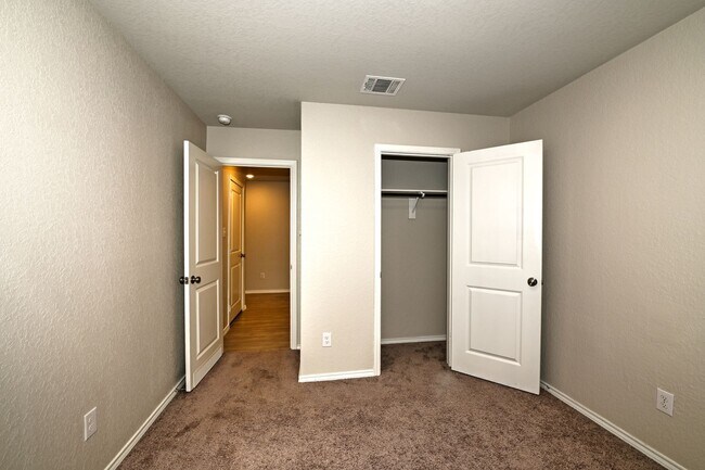 Building Photo - 7927 Dovers Den