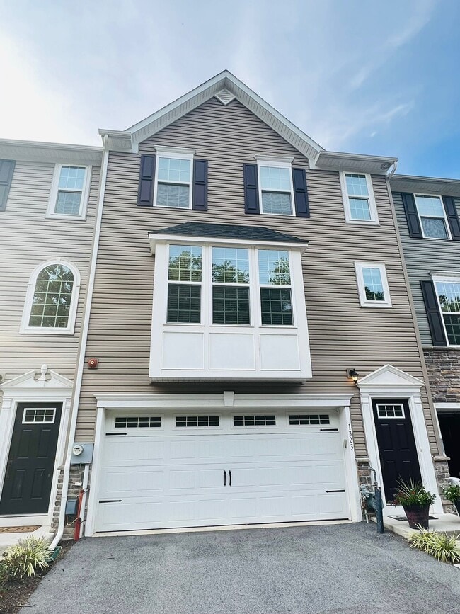 Building Photo - 1303 Samuel Dr