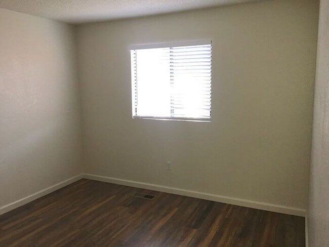 Building Photo - Reno Duplex - Garage, Dishwasher, Washer/Dryer Hookups, Central A/C