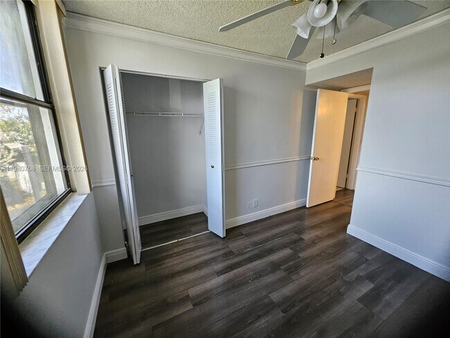 Building Photo - 216 Lake Pointe Dr