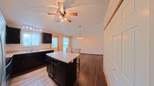 Building Photo - 304 Erin Dr