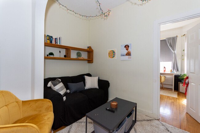 Building Photo - 9/1 Sunny top floor 2BR with balcony near Packard's Corner!