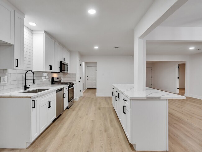 Building Photo - 6026 Diamond Ct