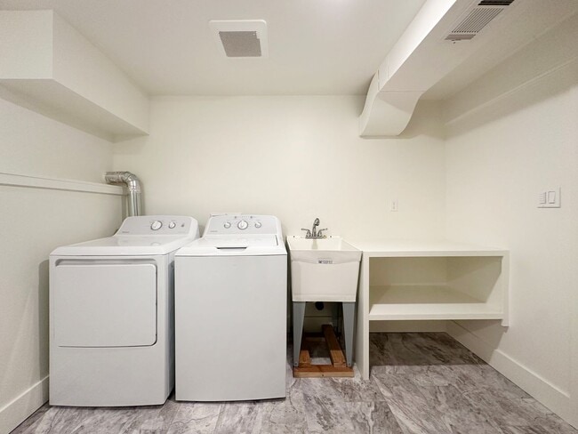 Building Photo - 4bd/2.5ba Seattle Home