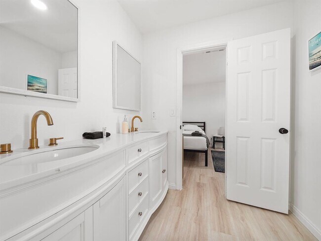 Building Photo - 8007 Beluche Dr