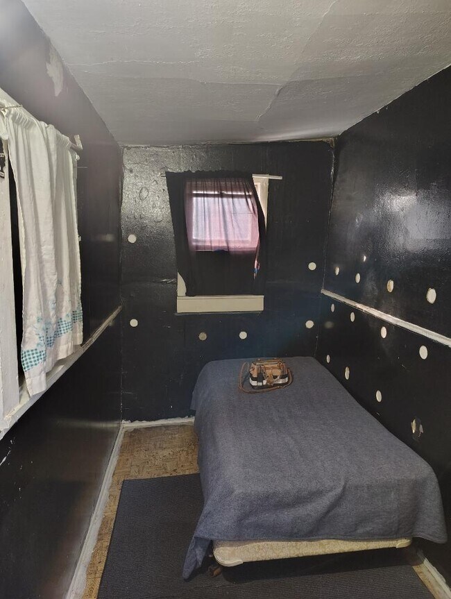 Building Photo - 353 W 26th St