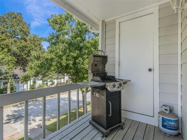 Building Photo - 19 Hideaway Dr