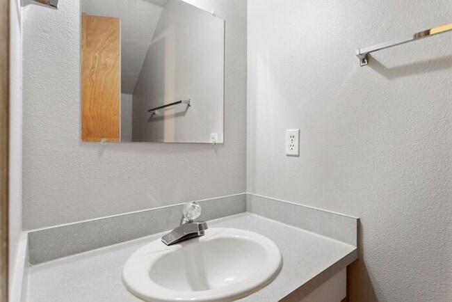 Building Photo - Large 2 bed 1.5bath townhouse with Garage