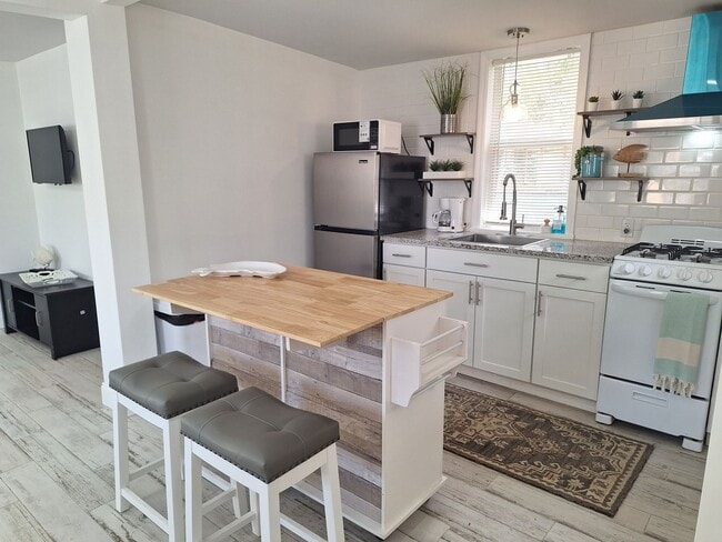 Building Photo - 1BR 1BA - NSB