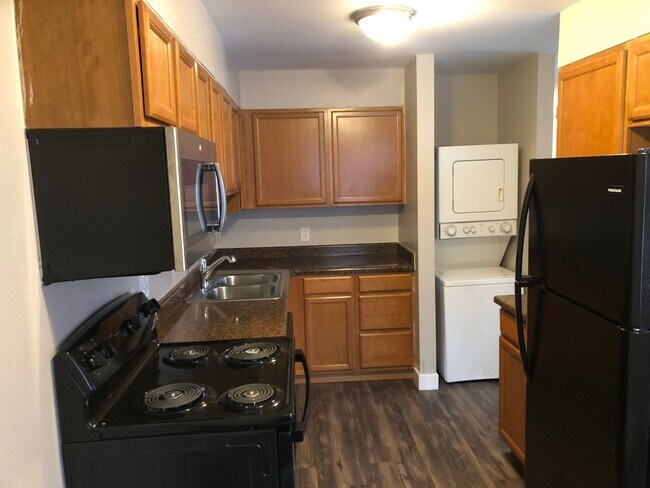 Building Photo - Remodeled 2 Bed 1 Bath Unit Near Children’s Hospital!