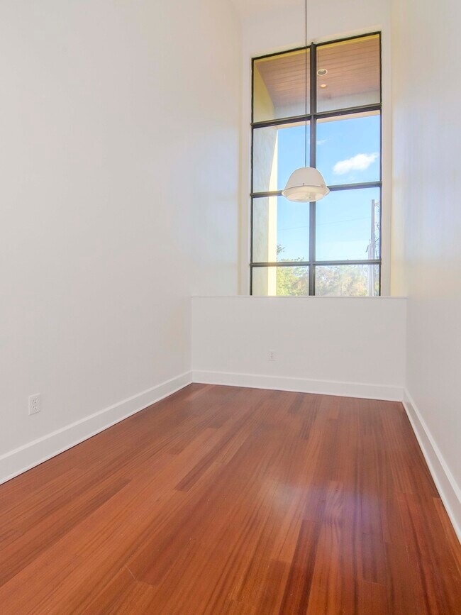 Building Photo - 213 S Moody Ave