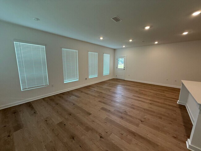 Building Photo - Free Wi-Fi for the first year! 4 Bed/2 Bat...