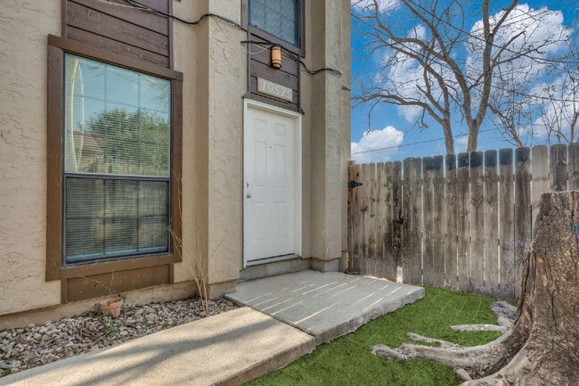 Building Photo - Beautiful two bed/1.5 bath in the heart of Alamo Heights