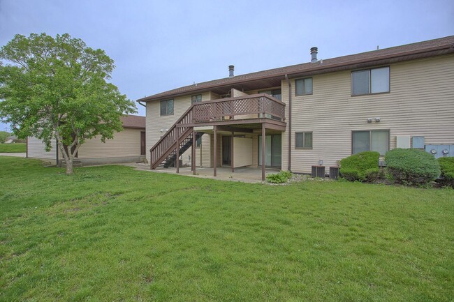 Building Photo - 2 Bedroom, 1.5 Bathroom Condo (AVAILABLE S...