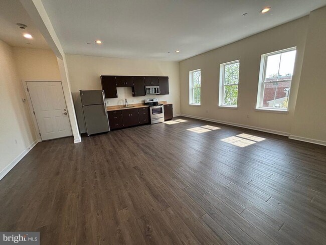 Building Photo - 320 Main St