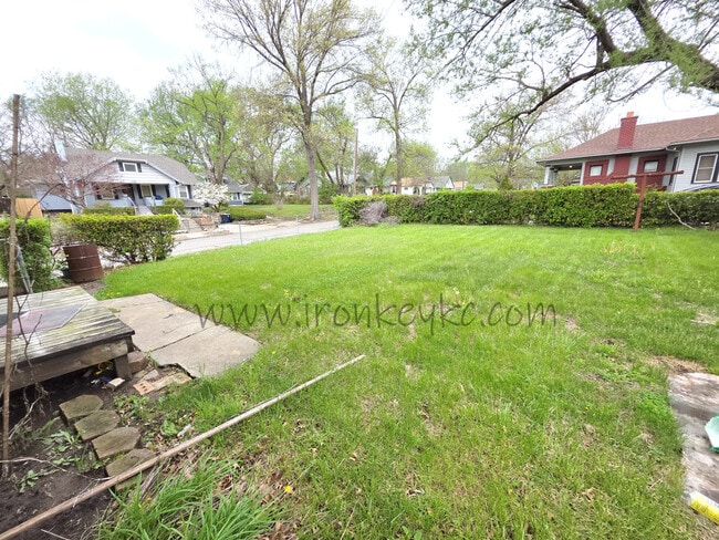 Building Photo - 2100 E 58th St