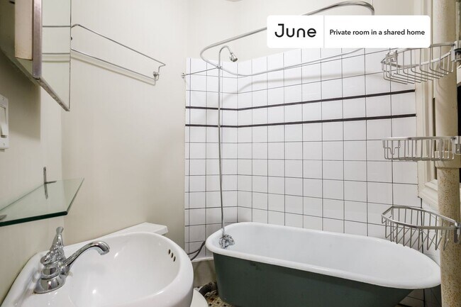 Building Photo - Room in Shared 5 bed/1 bath home