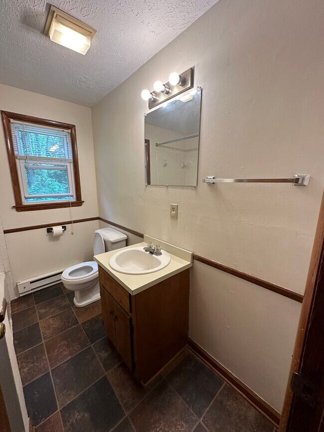 Building Photo - Apartment located in Evington close to 29 ...