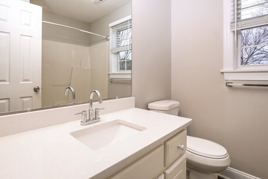 Building Photo - 14 Olde Charles Towne Ct