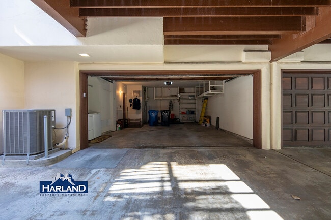 Building Photo - 8668 Villa La Jolla Dr