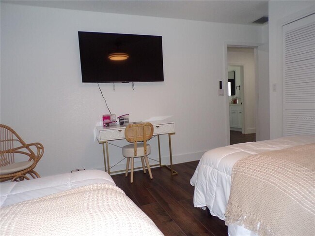 Building Photo - 1802 Los Alamos Dr