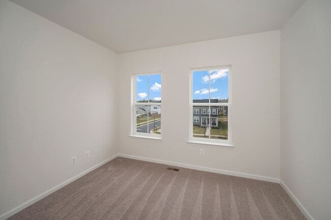 Building Photo - Light Filled Spacious Townhome