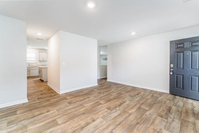 Building Photo - Spacious house with large office and 3 bedrooms in pool community. Available after July 10!