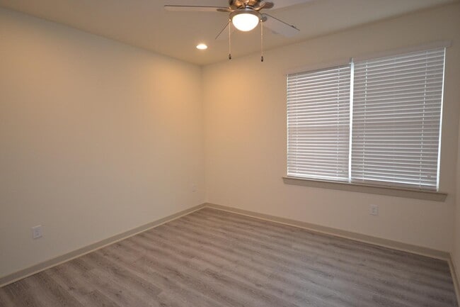 Building Photo - 3925 Overbrook Dr