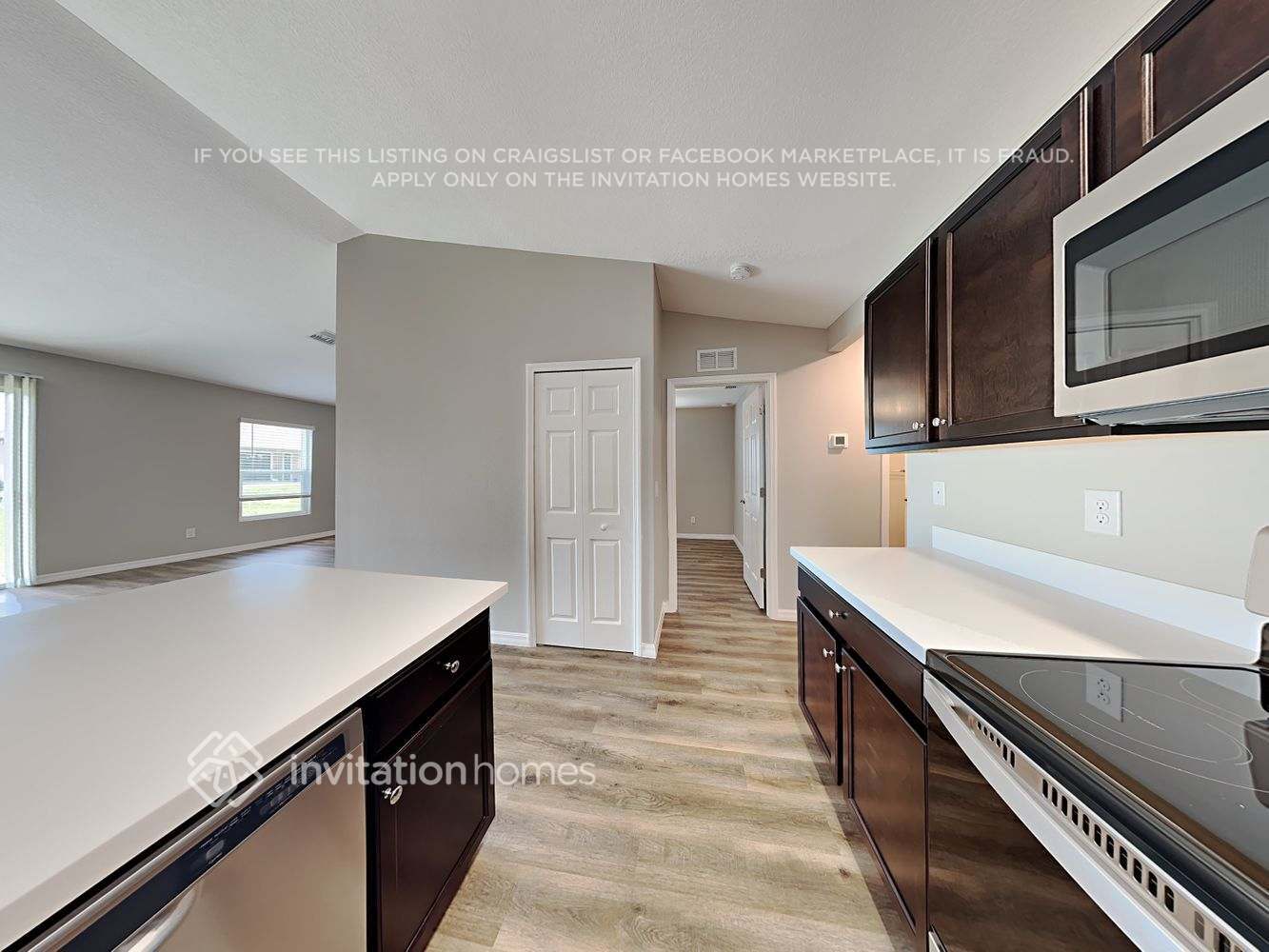 Building Photo - 704 NE Juanita Ct