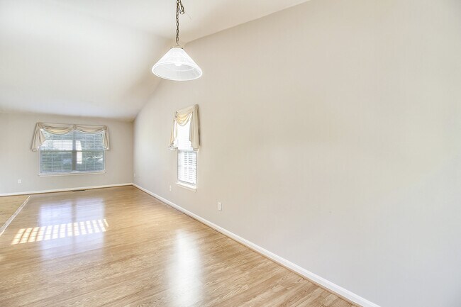 Building Photo - FENCED IN YARD!!!  Beautiful 4/3 UPDATED SF Home in Gaithersburg