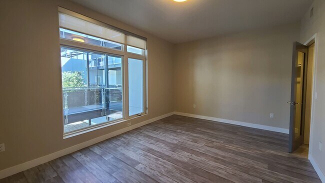 Building Photo - 2 Bedroom Condo located in Park House.