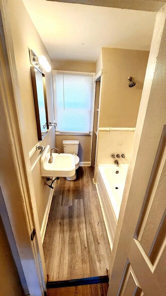 Building Photo - Room in Duplex on M.L.K. Jr Dr SW