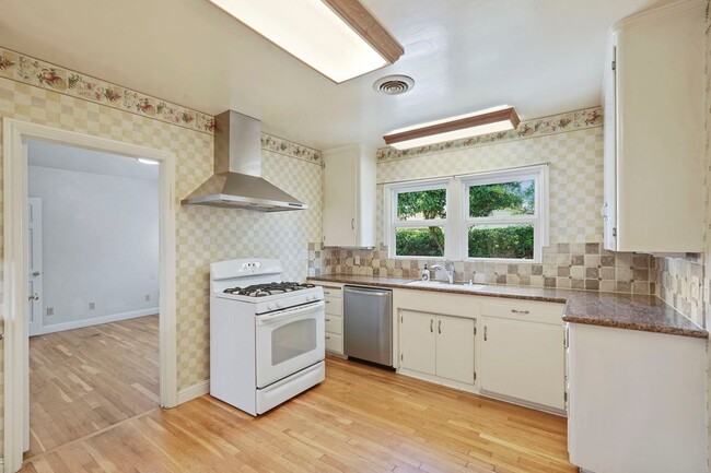 Building Photo - Beautiful 4 Bed/2 Bath Home Available Now!