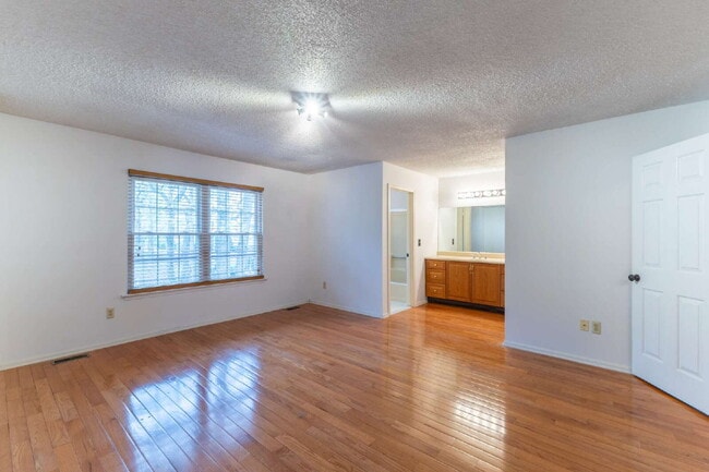 Building Photo - Welcome to your new home in the heart of T...