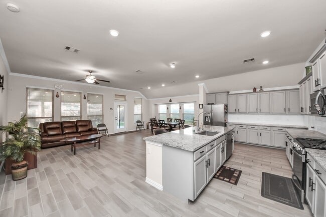 Building Photo - 28634 Monarch Cliffs Dr