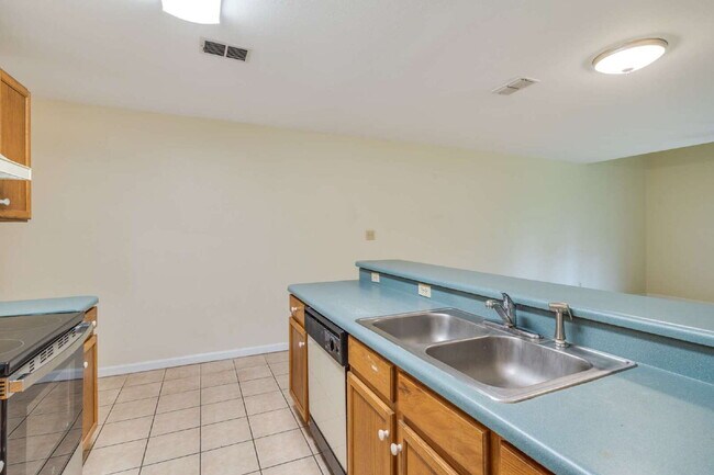 Building Photo - 1 bedroom and 1 bathroom in a 3x3 duplex STEPS AWAY FROM CAMPUS